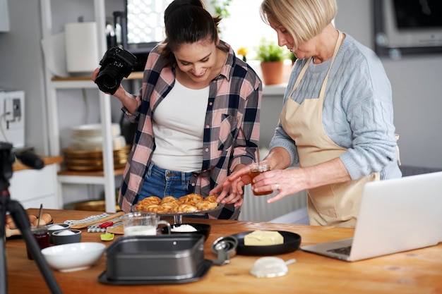 Zespół w kuchni pracujący nad przepisami